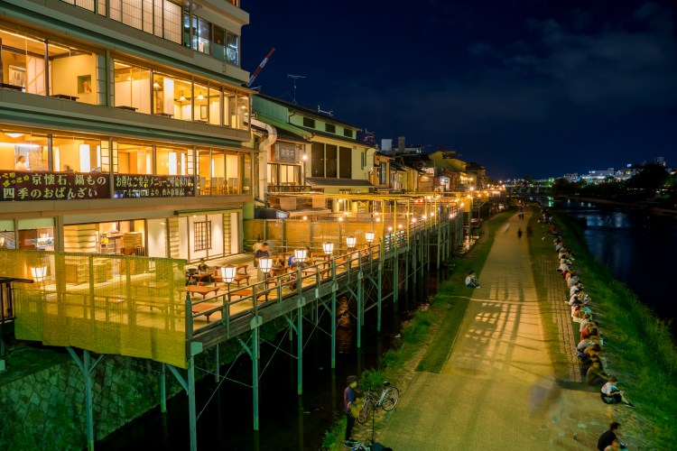 一边听着鸭川的潺潺流水声，一边在“纳凉床”享受夏天的味道