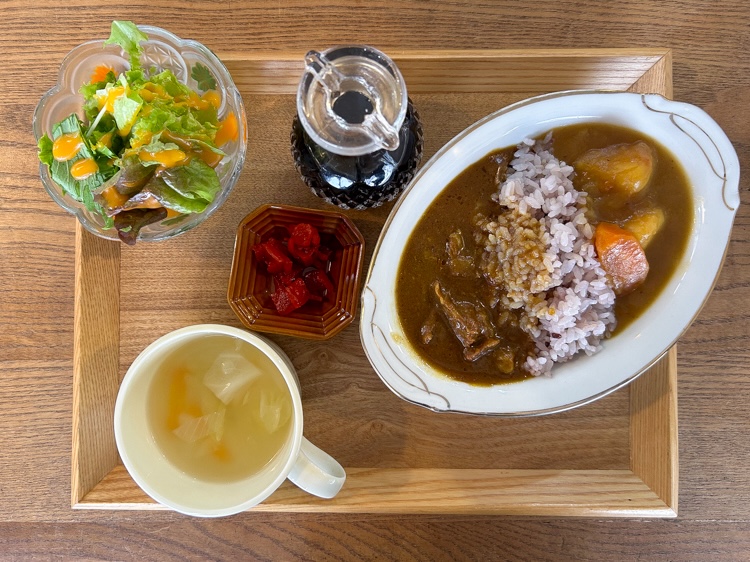 隣接する市役所カフェ「ゐなカフェ」のコラボメニュー「レトロ昭和カレー」