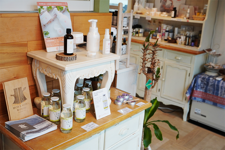 店内是以白色为基调的明亮空间，树木的温暖和观叶植物也让人心情舒畅