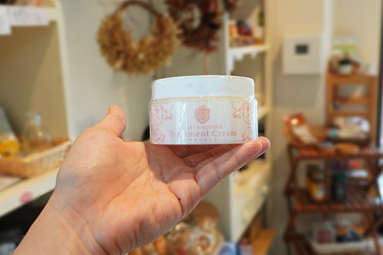 作为第一号产品，致力于无着色、无臭而开发的保湿霜