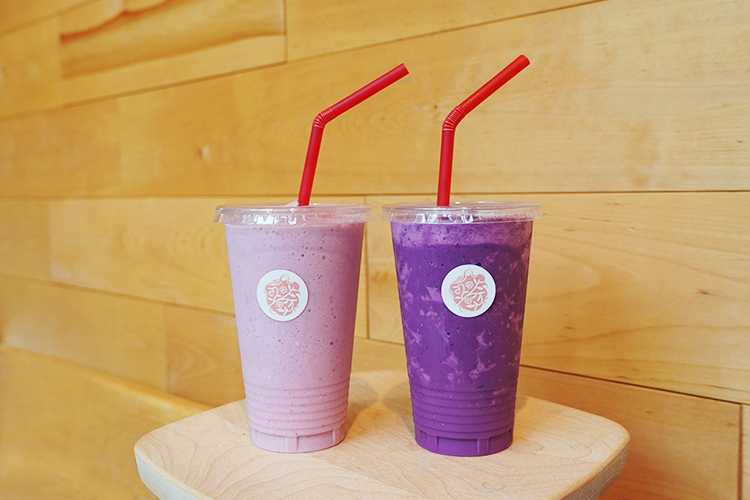 (左) 草莓冰沙 (右) 甜菜冰沙。根据您的要求，您可以添加冰块或去除豆浆