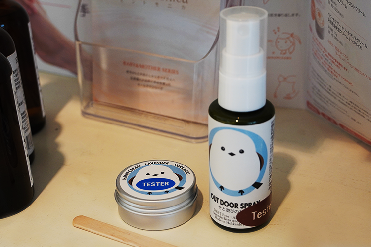 (左) Shimaenga护手霜 (右) Shimaenga芳香香水。薰衣草具有的天然柔和的香味，在想要放松的时候，或者想要被治愈的时候非常实用