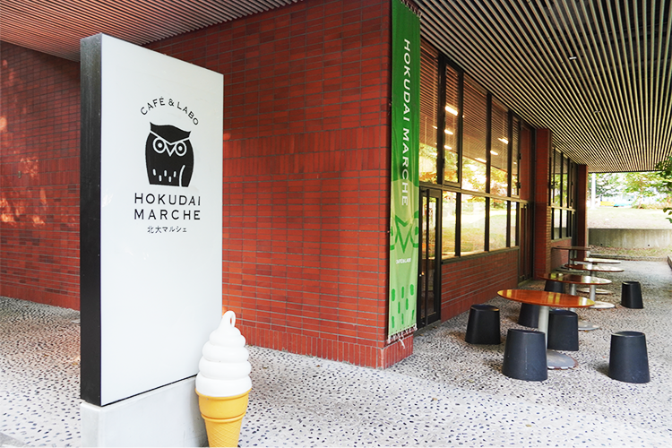 店铺开在“100年纪念会馆”的一楼，透过宽大的玻璃窗可以欣赏四季的变迁