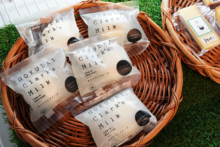 餐厅和咖啡馆旁边的市场空间中，为了让更多的人品味“北大牛奶”的故事而开发的烤制点心、土特产等琳琅满目。在旅行的同时，作为奖励或礼物带回家，令人欣喜