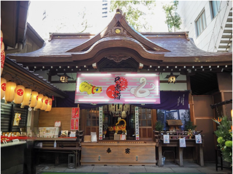 现在的神殿是1910年 (明治43年) 建造的木造建筑