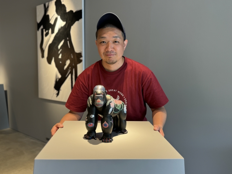 弘峰是活跃在世界各地的人偶师，同时也是一位充满幽默感的直爽的人