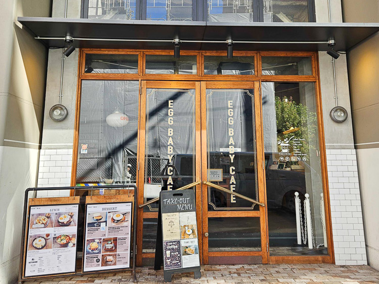 从大玻璃窗可以看到店内的情况