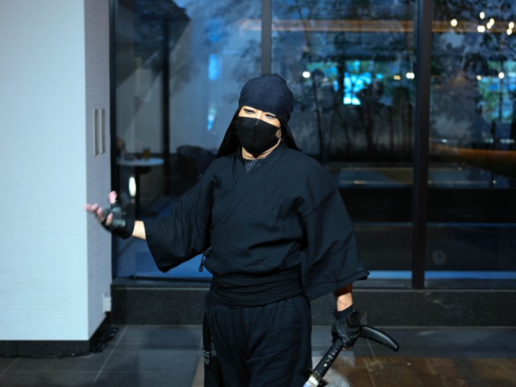 Yujyu Tomeda负责导演和出现忍者秀活动