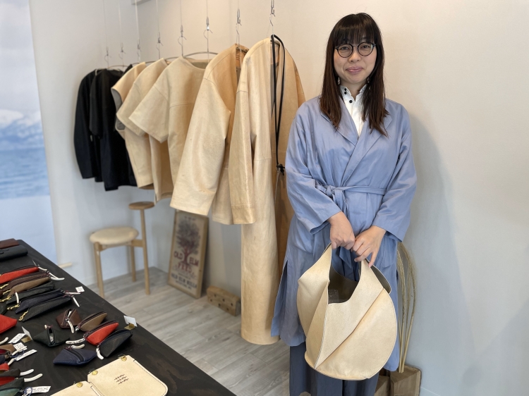 店主高濑先生。包包等的设计似乎从大自然中获得灵感