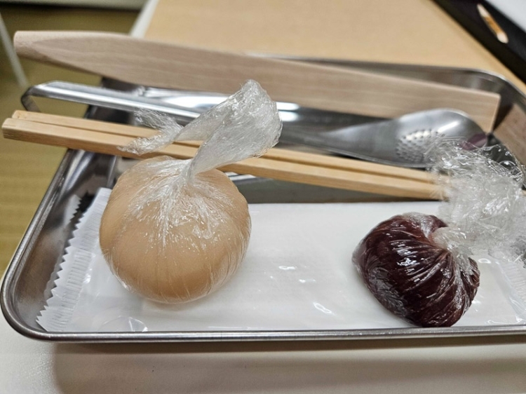 使用白豆的白色豆沙 (左)，使用国产红豆的豆沙馅 (右)