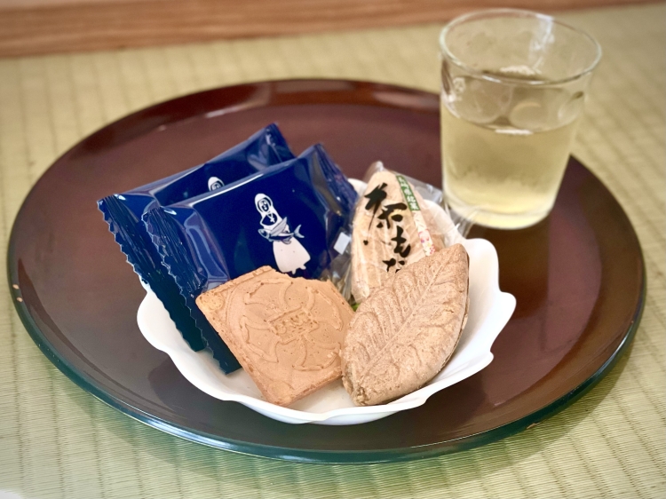 使用“飞鱼高汤Cruz” (照片左) 和佐世保市世知原町的茶制作的皇室贡品“茶豆馅糯米点心” (照片右)