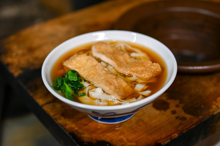 配合京都的高汤制作而成的薄度1mm以下的自制扁面条