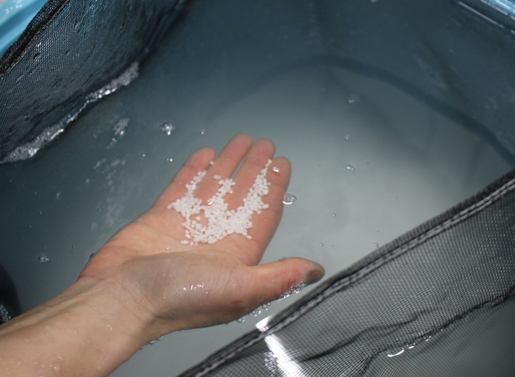 将酒米浸泡在充足的地下水中吸水的工艺