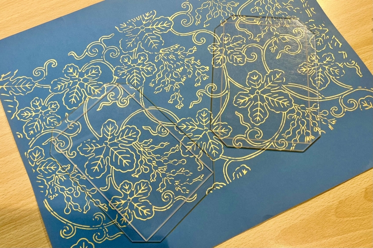 根据框架剪切御朱印帐的封面部分的作业