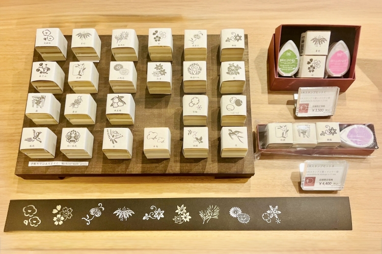 “木版邮票套装”作为纪念品也很受欢迎