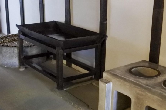 私塾学生们在厨房里扒着饭吃