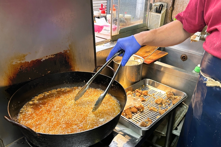 受欢迎的家常菜可以在店里吃到刚炸好的