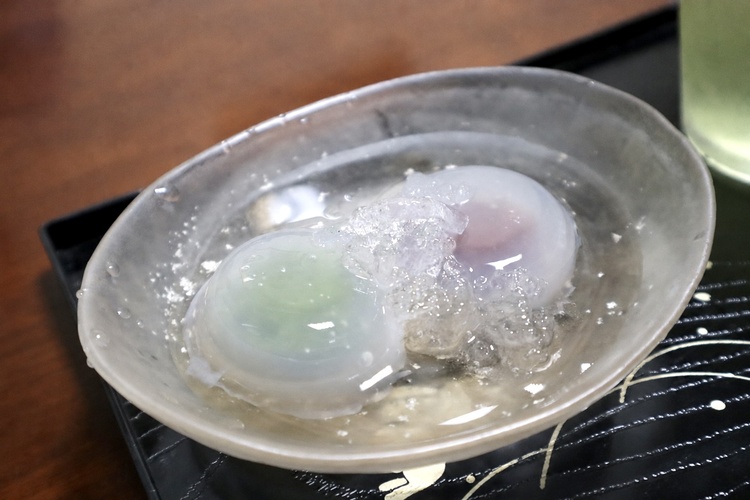 大垣市夏天的风景诗“水馒头”。水城特有的清澈味道