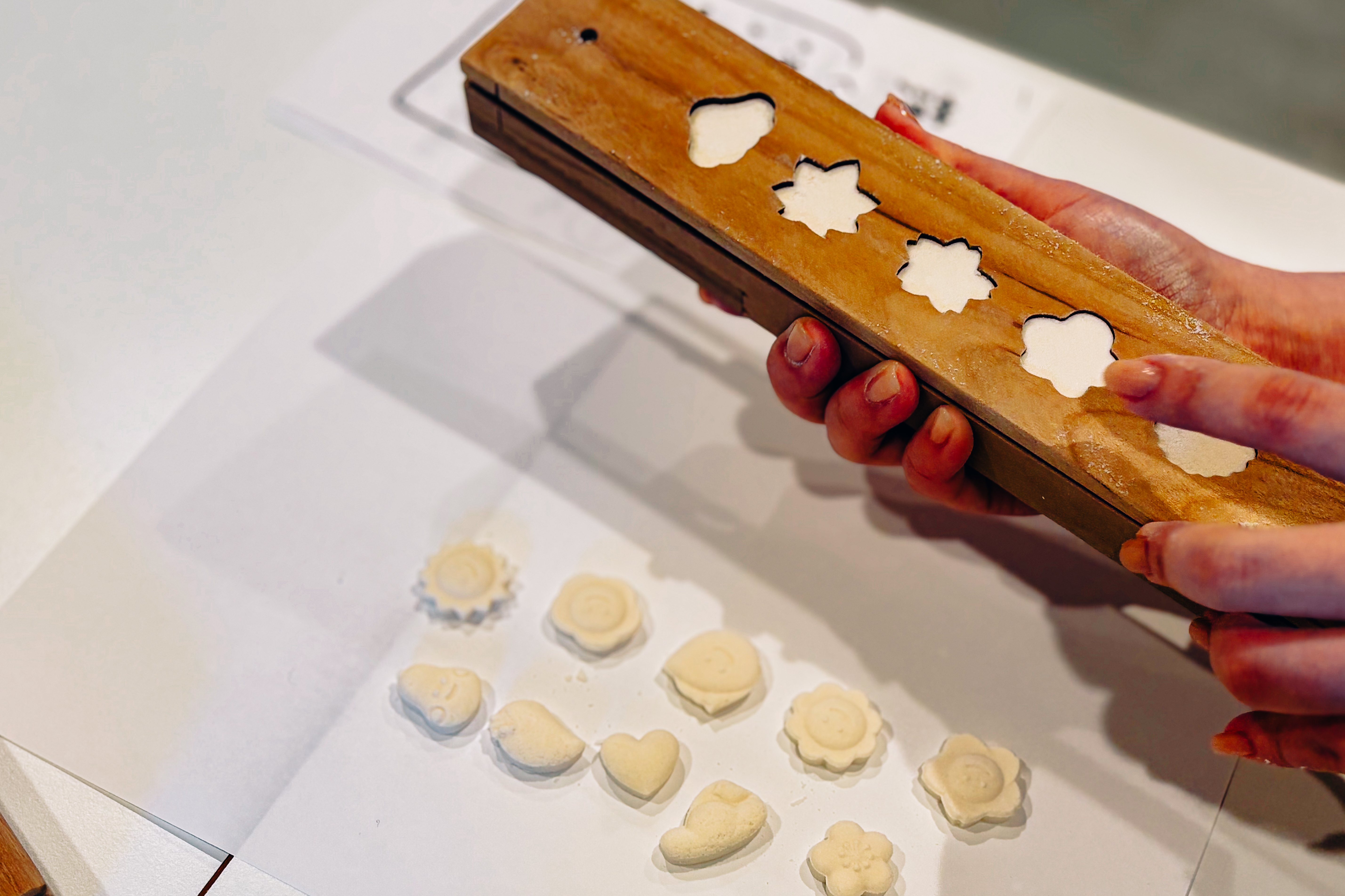 在“UCHU wagashi”体验制作“现在”的日本糖果的骆驼