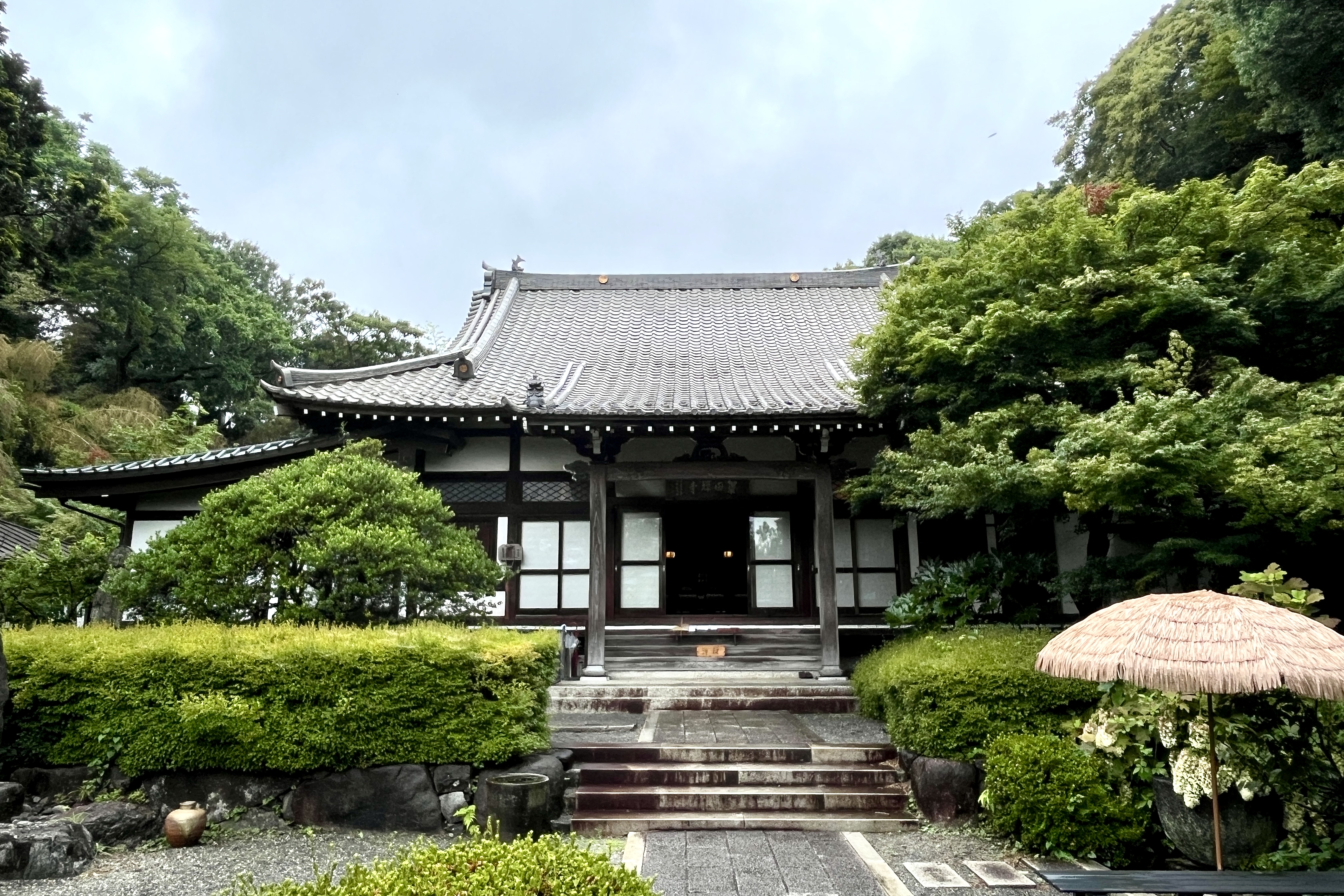 在远离城市喧嚣的禅寺度过,放松心情的片刻时光