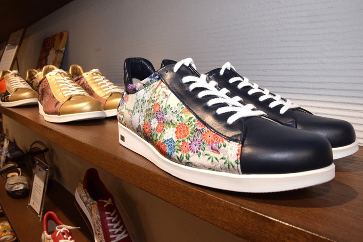 根据和服的花纹和皮革的颜色印象不同