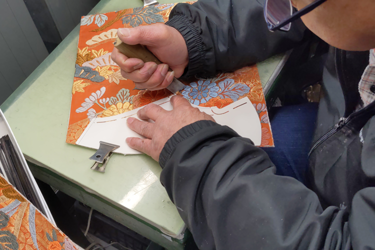 将废弃和服裁成鞋形的模切工序