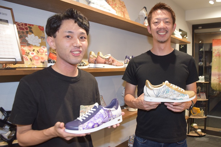 Kobayashi Ryo经理 (左) 和Kawamura先生 (右)