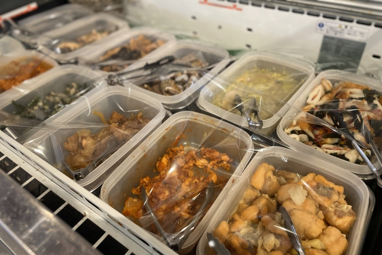 摆放着使用引以为豪的海鲜制作的“海鲜南蛮腌渍”和“鳟鱼番茄煮”等家常菜