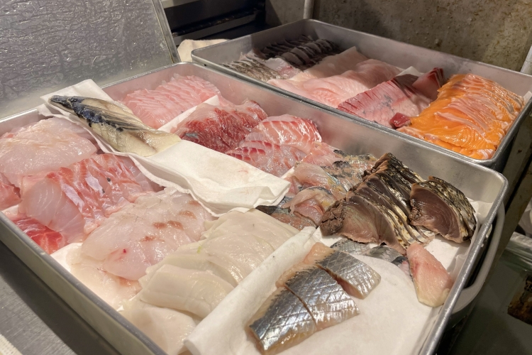 海鲜盖饭上的鱼块