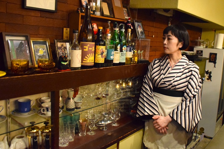 宇都木在装饰着自己喜欢的餐具和小物件的架子前，诉说着对顾客的思念