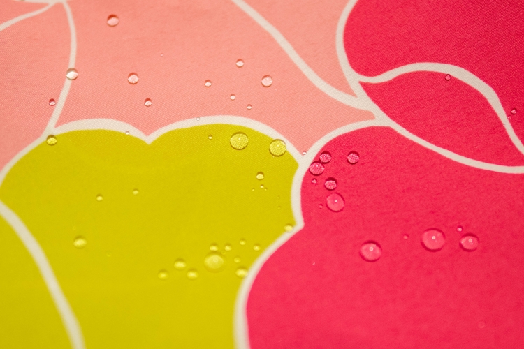 经过防水加工的包袱皮，即使浇水也不会渗入。