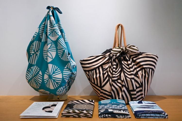 根据打结的方法可以变换多种形状的包袱皮