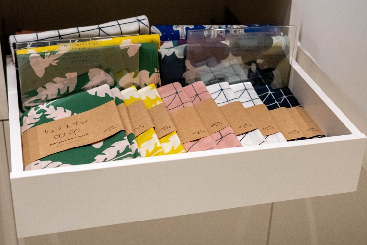 那些用纸带包裹的“Musumie”产品，其使用方法在其背面说明