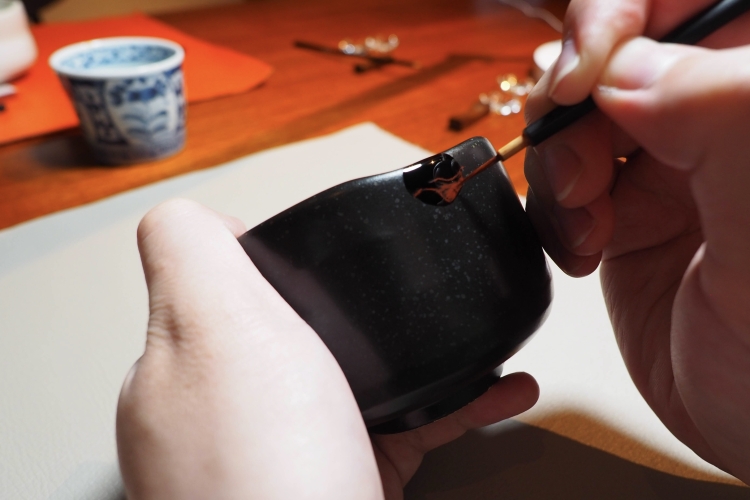 用瓣柄漆绘制原创图案