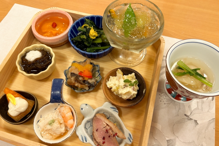 摆放着“时令蔬菜沙拉风味”等充满季节感的小菜的八寸 (前菜)