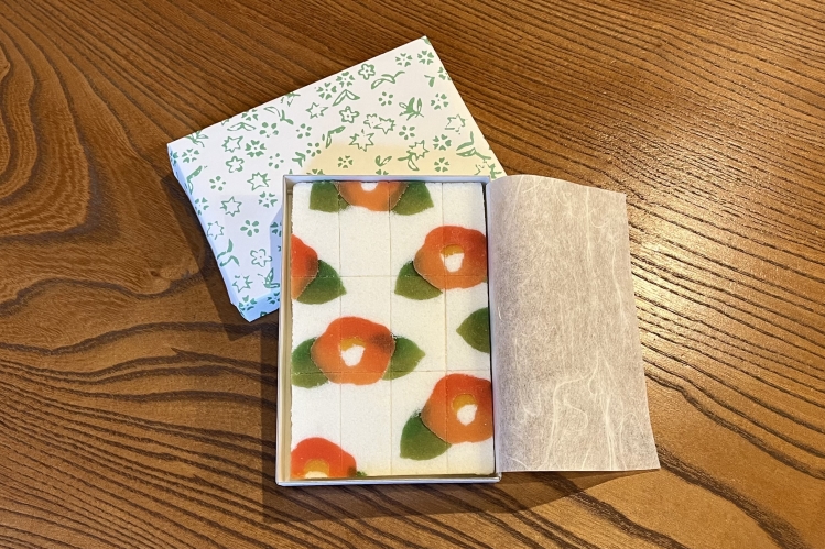 二月的图案“山茶”被绘制的“押物”