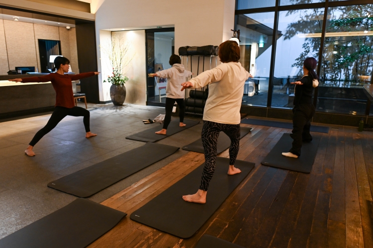 以慢慢唤醒身体的动作为中心，所以即使是第一次来的人也可以轻松参加