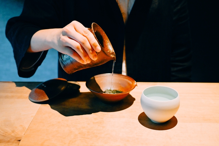 在眼前泡茶的煎务的样子