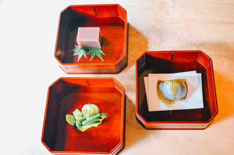 从左上角开始顺时针方向，京都的手艺人制作的应季早生点心2种，使用京都蔬菜的无添加腌菜