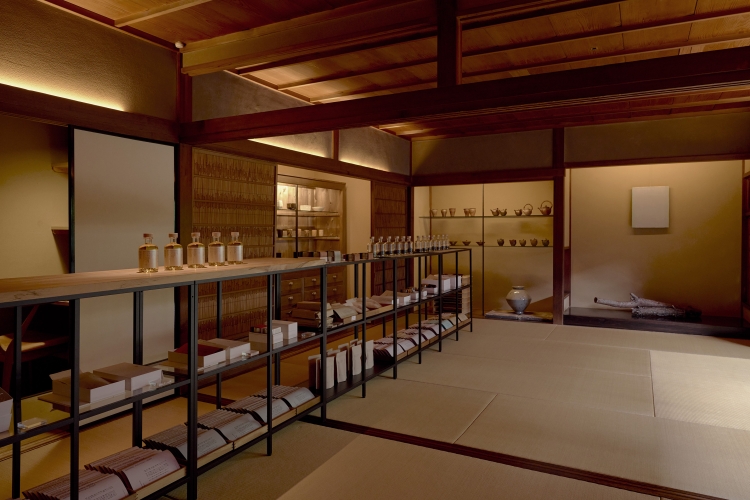 在商店可以买到茶壶和凉开水等茶具photograph by Yusuke Nishibe