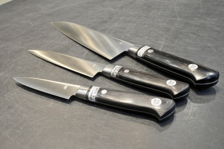 “釜浅商店”原创的菜刀。连花纹的形状等细节部分都非常考究的设计