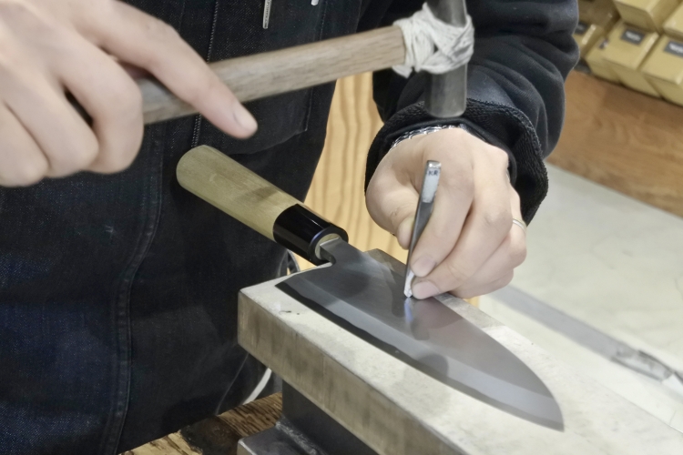 以外国顾客为中心，要求在菜刀上刻上“名字”的顾客也很多。