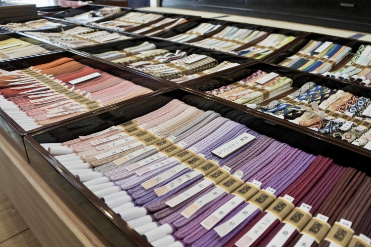 细长的腰带。手工染色,编织而成的带子描绘出鲜艳的层次感。