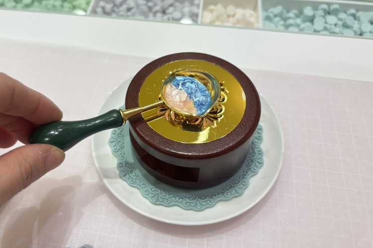 您可以一只手拿着饮料慢慢体验制作