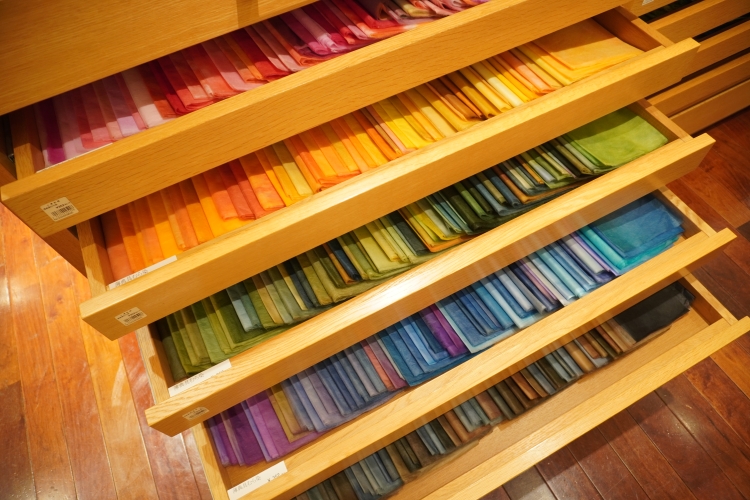 混合多种颜色染色而成的色彩鲜艳的“典具帖纸”