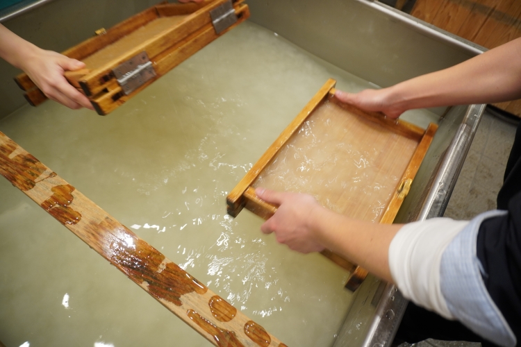 流滤工序的一部分。深吸混有原料的水，使纤维缠绕