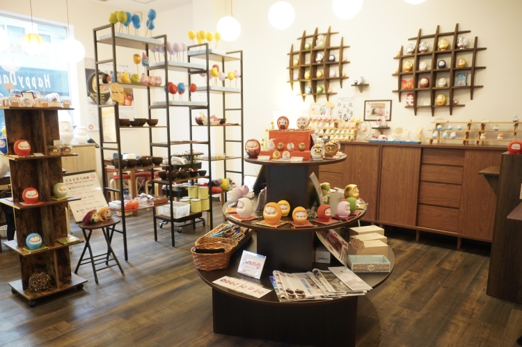 店内摆满了五颜六色的可爱不倒翁