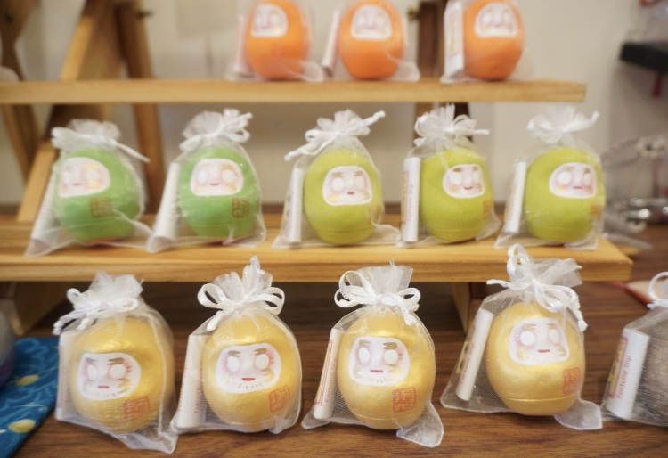 带有神签的“Mamehapi”系列不倒翁