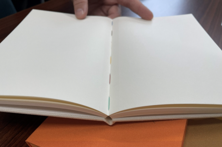 可以看到使用6种颜色的线的“booco”独有的独创性的“线钩装订”