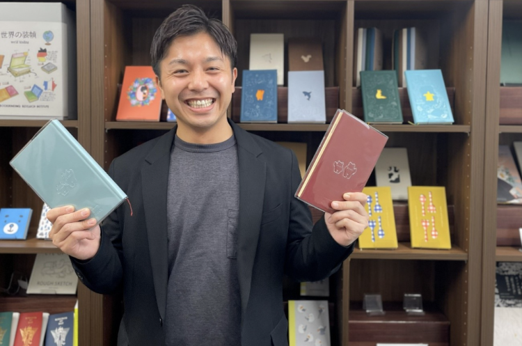 Imamura先生说，当他拿起一本书时，他看到了胶水和装订技术